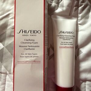 Shiseido Clarifying Cleansing Foam - White & Red Accents